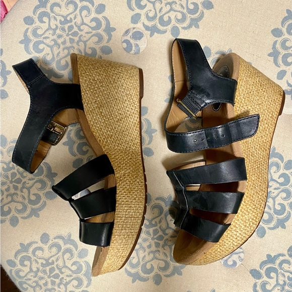 Clarks sandal,wedge slight platform size 8 black - Picture 3 of 10
